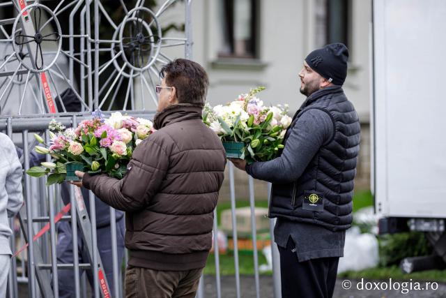 Împodobirea cu flori a baldachinului Sfintei Cuvioasei Parascheva