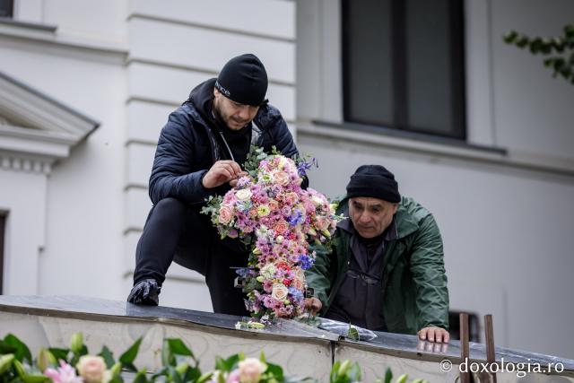Împodobirea cu flori a baldachinului Sfintei Cuvioasei Parascheva