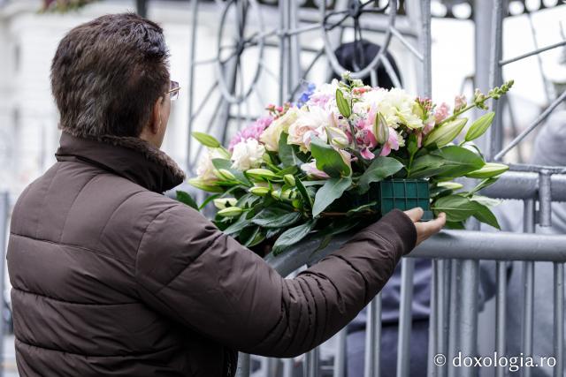 Împodobirea cu flori a baldachinului Sfintei Cuvioasei Parascheva