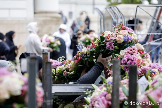 Împodobirea cu flori a baldachinului Sfintei Cuvioasei Parascheva