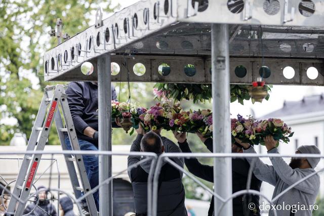Împodobirea cu flori a baldachinului Sfintei Cuvioasei Parascheva