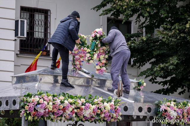 Împodobirea cu flori a baldachinului Sfintei Cuvioasei Parascheva