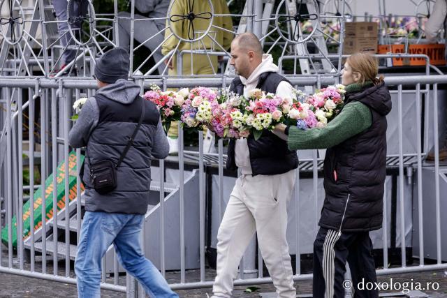 Împodobirea cu flori a baldachinului Sfintei Cuvioasei Parascheva