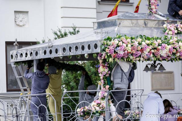 Împodobirea cu flori a baldachinului Sfintei Cuvioasei Parascheva
