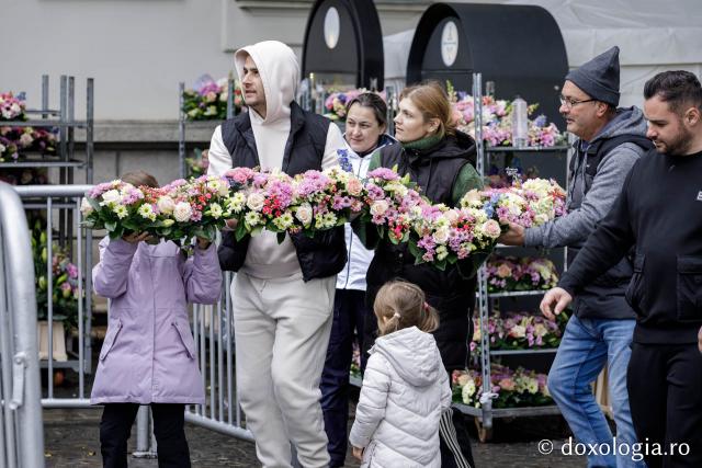 Împodobirea cu flori a baldachinului Sfintei Cuvioasei Parascheva