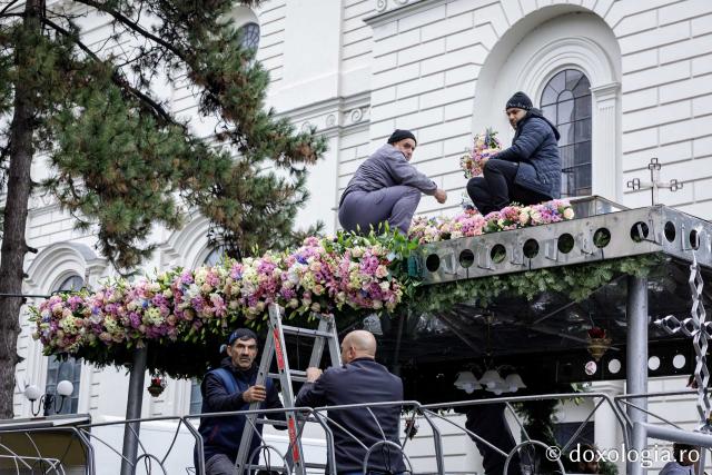 Împodobirea cu flori a baldachinului Sfintei Cuvioasei Parascheva