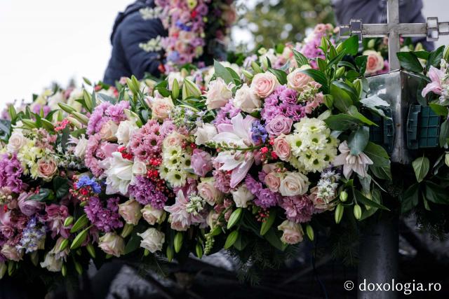 Împodobirea cu flori a baldachinului Sfintei Cuvioasei Parascheva