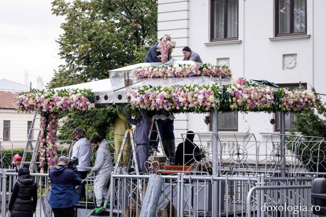 Împodobirea cu flori a baldachinului Sfintei Cuvioasei Parascheva
