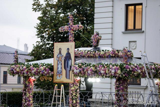 Împodobirea cu flori a baldachinului Sfintei Cuvioasei Parascheva