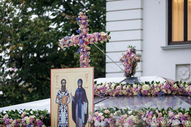 Împodobirea cu flori a baldachinului Sfintei Cuvioasei Parascheva
