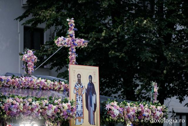 Împodobirea cu flori a baldachinului Sfintei Cuvioasei Parascheva