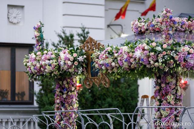 Împodobirea cu flori a baldachinului Sfintei Cuvioasei Parascheva
