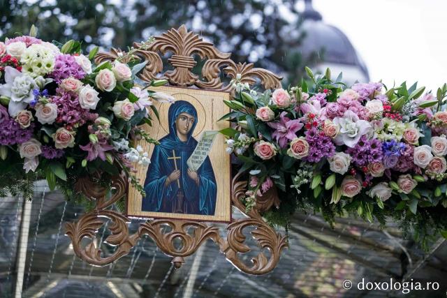 Împodobirea cu flori a baldachinului Sfintei Cuvioasei Parascheva