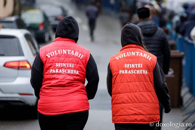 Voluntarii Sfintei Parascheva – mâini care slujesc, inimi care veghează