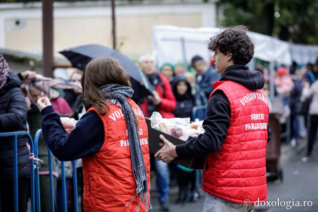 Voluntarii Sfintei Parascheva – mâini care slujesc, inimi care veghează