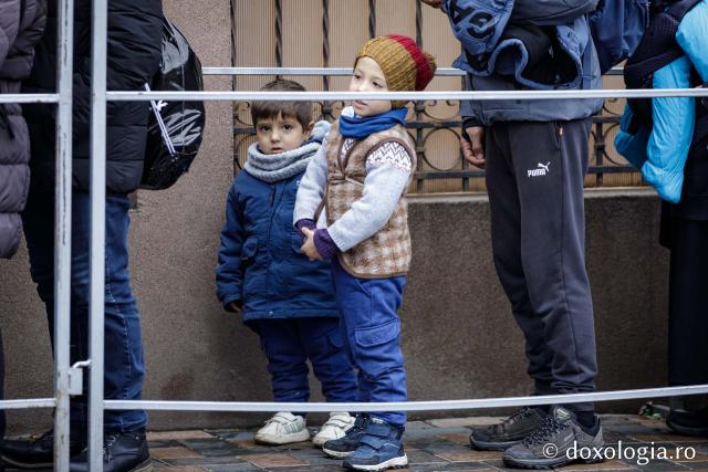(Foto) Primii pași în taina rugăciunii – copii la hramul Sfintei Parascheva
