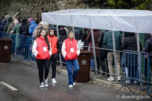 Voluntarii Sfintei Parascheva – mâini care slujesc, inimi care veghează