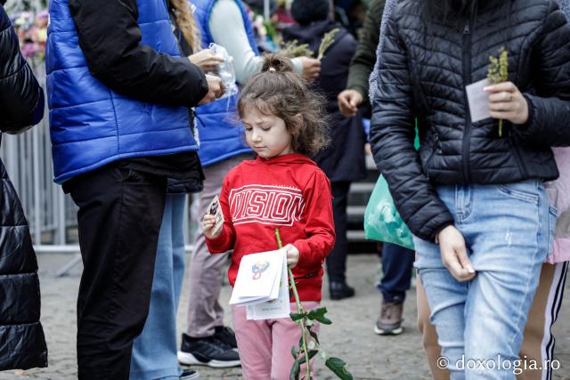 (Foto) Primii pași în taina rugăciunii – copii la hramul Sfintei Parascheva