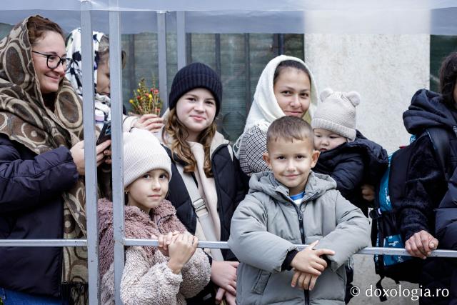 (Foto) Primii pași în taina rugăciunii – copii la hramul Sfintei Parascheva
