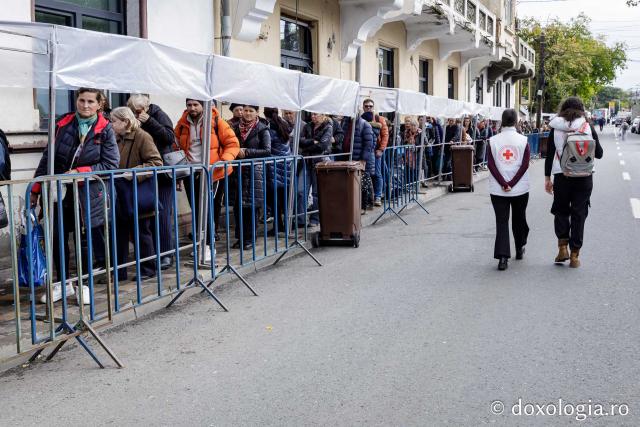 Voluntarii Sfintei Parascheva – mâini care slujesc, inimi care veghează