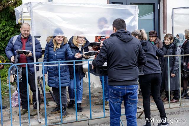 Voluntarii Sfintei Parascheva – mâini care slujesc, inimi care veghează