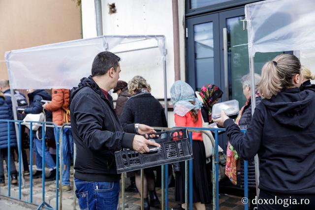 Voluntarii Sfintei Parascheva – mâini care slujesc, inimi care veghează