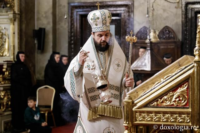PS Teofil Trotușanul a slujit Sfânta Liturghie în a patra zi a Hramului Sfintei Parascheva / foto: Oana Nechifor (Foto) PS Teofil Trotușanul a slujit Sfânta Liturghie în a patra zi a Hramului Sfintei Parascheva