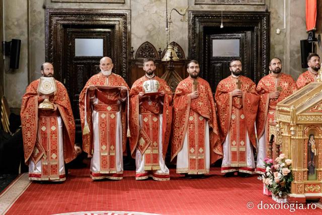 PS Teofil Trotușanul a slujit Sfânta Liturghie în a patra zi a Hramului Sfintei Parascheva / foto: Oana Nechifor (Foto) PS Teofil Trotușanul a slujit Sfânta Liturghie în a patra zi a Hramului Sfintei Parascheva