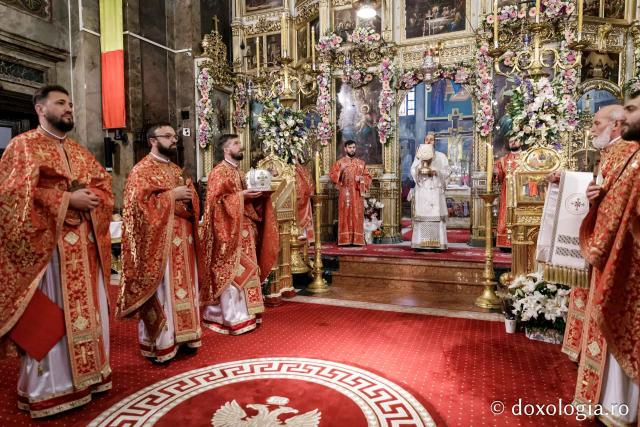 PS Teofil Trotușanul a slujit Sfânta Liturghie în a patra zi a Hramului Sfintei Parascheva / foto: Oana Nechifor (Foto) PS Teofil Trotușanul a slujit Sfânta Liturghie în a patra zi a Hramului Sfintei Parascheva