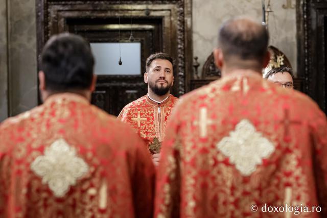 PS Teofil Trotușanul a slujit Sfânta Liturghie în a patra zi a Hramului Sfintei Parascheva / foto: Oana Nechifor (Foto) PS Teofil Trotușanul a slujit Sfânta Liturghie în a patra zi a Hramului Sfintei Parascheva