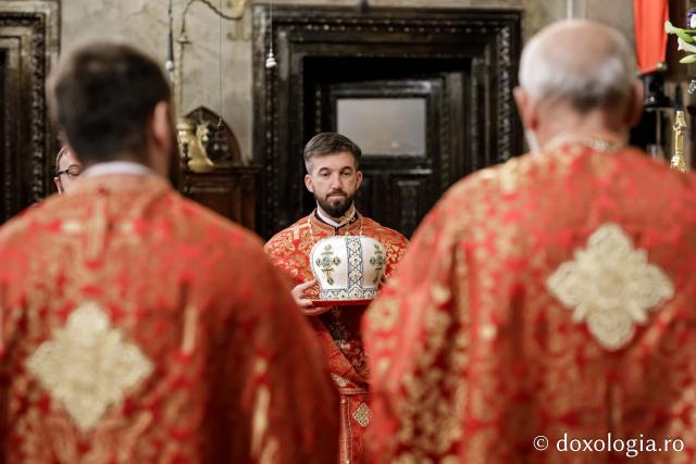 PS Teofil Trotușanul a slujit Sfânta Liturghie în a patra zi a Hramului Sfintei Parascheva / foto: Oana Nechifor (Foto) PS Teofil Trotușanul a slujit Sfânta Liturghie în a patra zi a Hramului Sfintei Parascheva