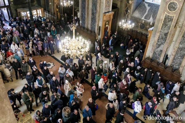 PS Teofil Trotușanul a slujit Sfânta Liturghie în a patra zi a Hramului Sfintei Parascheva / foto: Oana Nechifor (Foto) PS Teofil Trotușanul a slujit Sfânta Liturghie în a patra zi a Hramului Sfintei Parascheva