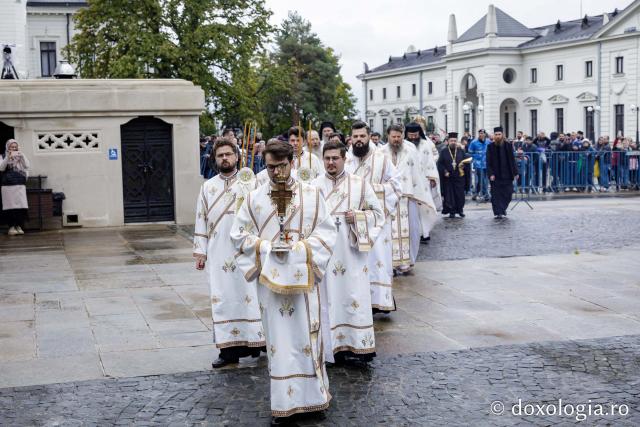 IPS Filotheos, Mitropolit de Tesalonic a slujit Sfânta Liturghie în a cincea zi a Hramului Sfintei Parascheva / foto: Oana Nechifor (Foto) IPS Filotheos, Mitropolit de Tesalonic, a slujit Sfânta Liturghie în a cincea zi a Hramului Sfintei Parascheva