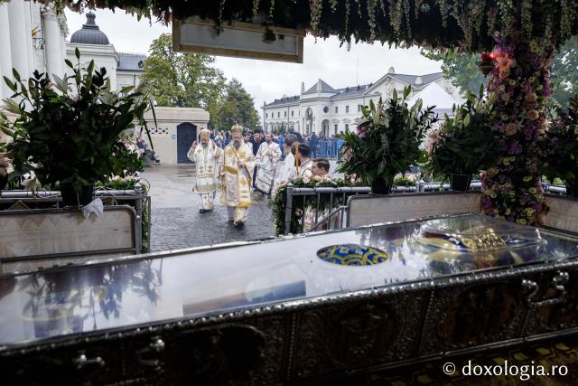 IPS Filotheos, Mitropolit de Tesalonic a slujit Sfânta Liturghie în a cincea zi a Hramului Sfintei Parascheva / foto: Oana Nechifor (Foto) IPS Filotheos, Mitropolit de Tesalonic, a slujit Sfânta Liturghie în a cincea zi a Hramului Sfintei Parascheva