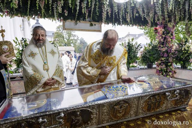 IPS Filotheos, Mitropolit de Tesalonic a slujit Sfânta Liturghie în a cincea zi a Hramului Sfintei Parascheva / foto: Oana Nechifor (Foto) IPS Filotheos, Mitropolit de Tesalonic, a slujit Sfânta Liturghie în a cincea zi a Hramului Sfintei Parascheva