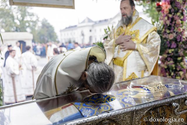 IPS Filotheos, Mitropolit de Tesalonic a slujit Sfânta Liturghie în a cincea zi a Hramului Sfintei Parascheva / foto: Oana Nechifor (Foto) IPS Filotheos, Mitropolit de Tesalonic, a slujit Sfânta Liturghie în a cincea zi a Hramului Sfintei Parascheva
