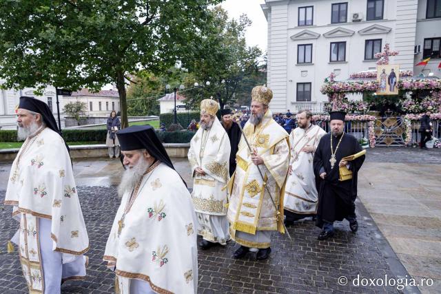 IPS Filotheos, Mitropolit de Tesalonic a slujit Sfânta Liturghie în a cincea zi a Hramului Sfintei Parascheva / foto: Oana Nechifor (Foto) IPS Filotheos, Mitropolit de Tesalonic, a slujit Sfânta Liturghie în a cincea zi a Hramului Sfintei Parascheva