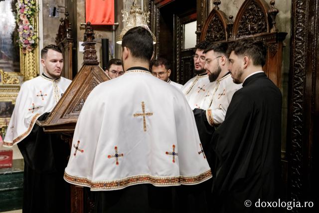 IPS Filotheos, Mitropolit de Tesalonic a slujit Sfânta Liturghie în a cincea zi a Hramului Sfintei Parascheva / foto: Oana Nechifor (Foto) IPS Filotheos, Mitropolit de Tesalonic, a slujit Sfânta Liturghie în a cincea zi a Hramului Sfintei Parascheva