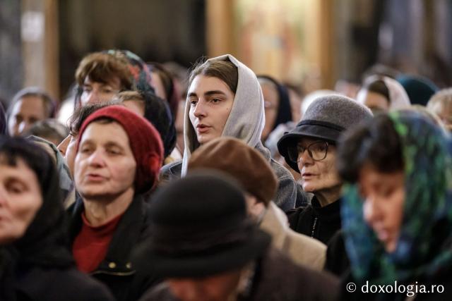 IPS Filotheos, Mitropolit de Tesalonic a slujit Sfânta Liturghie în a cincea zi a Hramului Sfintei Parascheva / foto: Oana Nechifor (Foto) IPS Filotheos, Mitropolit de Tesalonic, a slujit Sfânta Liturghie în a cincea zi a Hramului Sfintei Parascheva