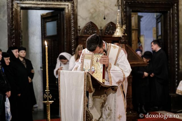 IPS Filotheos, Mitropolit de Tesalonic a slujit Sfânta Liturghie în a cincea zi a Hramului Sfintei Parascheva / foto: Oana Nechifor (Foto) IPS Filotheos, Mitropolit de Tesalonic, a slujit Sfânta Liturghie în a cincea zi a Hramului Sfintei Parascheva