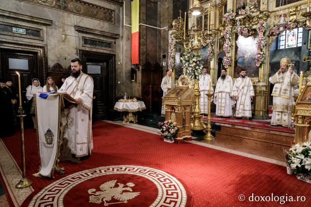 IPS Filotheos, Mitropolit de Tesalonic a slujit Sfânta Liturghie în a cincea zi a Hramului Sfintei Parascheva / foto: Oana Nechifor (Foto) IPS Filotheos, Mitropolit de Tesalonic, a slujit Sfânta Liturghie în a cincea zi a Hramului Sfintei Parascheva