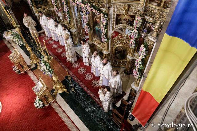 IPS Filotheos, Mitropolit de Tesalonic a slujit Sfânta Liturghie în a cincea zi a Hramului Sfintei Parascheva / foto: Oana Nechifor (Foto) IPS Filotheos, Mitropolit de Tesalonic, a slujit Sfânta Liturghie în a cincea zi a Hramului Sfintei Parascheva