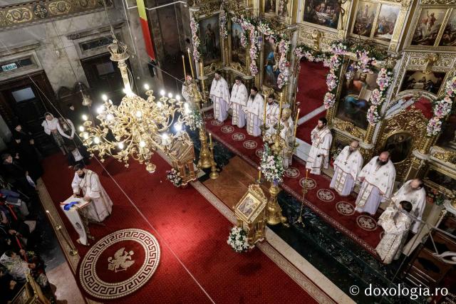 IPS Filotheos, Mitropolit de Tesalonic a slujit Sfânta Liturghie în a cincea zi a Hramului Sfintei Parascheva / foto: Oana Nechifor (Foto) IPS Filotheos, Mitropolit de Tesalonic, a slujit Sfânta Liturghie în a cincea zi a Hramului Sfintei Parascheva