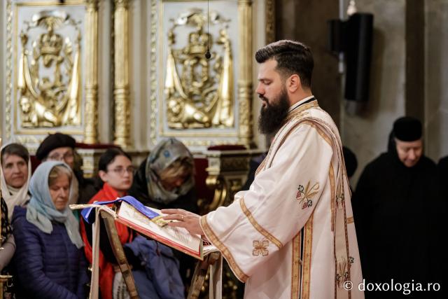IPS Filotheos, Mitropolit de Tesalonic a slujit Sfânta Liturghie în a cincea zi a Hramului Sfintei Parascheva / foto: Oana Nechifor (Foto) IPS Filotheos, Mitropolit de Tesalonic, a slujit Sfânta Liturghie în a cincea zi a Hramului Sfintei Parascheva