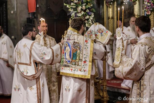 IPS Filotheos, Mitropolit de Tesalonic a slujit Sfânta Liturghie în a cincea zi a Hramului Sfintei Parascheva / foto: Oana Nechifor (Foto) IPS Filotheos, Mitropolit de Tesalonic, a slujit Sfânta Liturghie în a cincea zi a Hramului Sfintei Parascheva