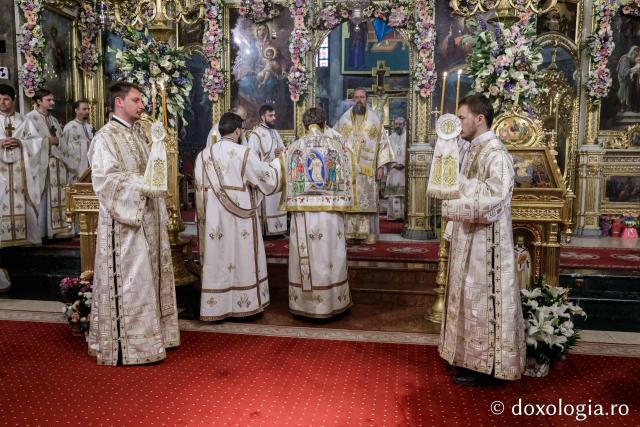 IPS Filotheos, Mitropolit de Tesalonic a slujit Sfânta Liturghie în a cincea zi a Hramului Sfintei Parascheva / foto: Oana Nechifor (Foto) IPS Filotheos, Mitropolit de Tesalonic, a slujit Sfânta Liturghie în a cincea zi a Hramului Sfintei Parascheva