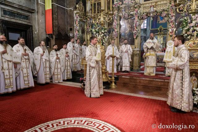 IPS Filotheos, Mitropolit de Tesalonic a slujit Sfânta Liturghie în a cincea zi a Hramului Sfintei Parascheva / foto: Oana Nechifor (Foto) IPS Filotheos, Mitropolit de Tesalonic, a slujit Sfânta Liturghie în a cincea zi a Hramului Sfintei Parascheva