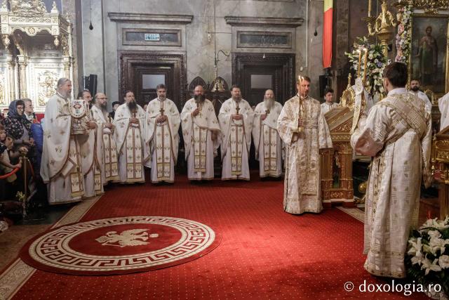 IPS Filotheos, Mitropolit de Tesalonic a slujit Sfânta Liturghie în a cincea zi a Hramului Sfintei Parascheva / foto: Oana Nechifor (Foto) IPS Filotheos, Mitropolit de Tesalonic, a slujit Sfânta Liturghie în a cincea zi a Hramului Sfintei Parascheva