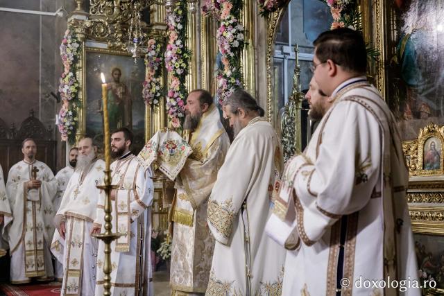 IPS Filotheos, Mitropolit de Tesalonic a slujit Sfânta Liturghie în a cincea zi a Hramului Sfintei Parascheva / foto: Oana Nechifor (Foto) IPS Filotheos, Mitropolit de Tesalonic, a slujit Sfânta Liturghie în a cincea zi a Hramului Sfintei Parascheva