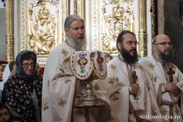 IPS Filotheos, Mitropolit de Tesalonic a slujit Sfânta Liturghie în a cincea zi a Hramului Sfintei Parascheva / foto: Oana Nechifor (Foto) IPS Filotheos, Mitropolit de Tesalonic, a slujit Sfânta Liturghie în a cincea zi a Hramului Sfintei Parascheva